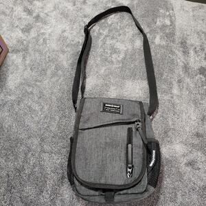 Swiss Gear Sling bag pre-owned in good condition b4